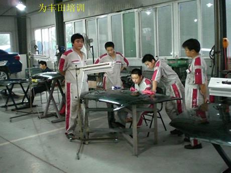 培训学员修复汽车